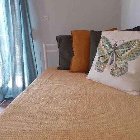 Colorful 2-Bedroom House In جايوس المظهر الخارجي الصورة