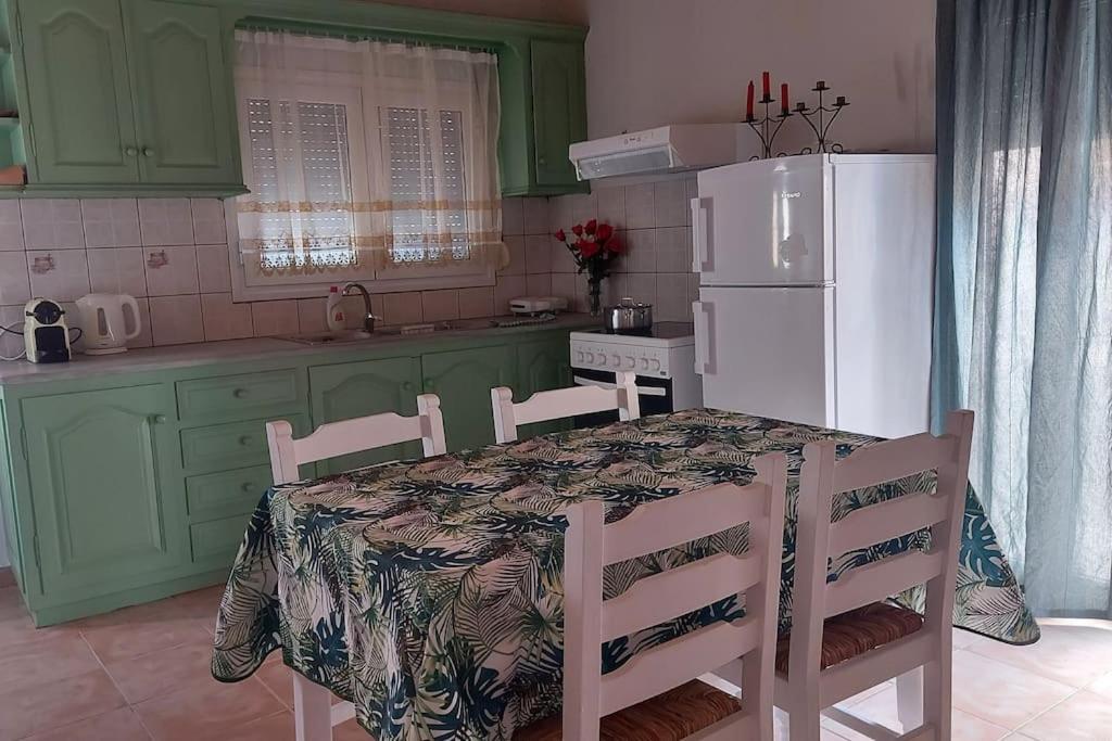 Colorful 2-Bedroom House In جايوس المظهر الخارجي الصورة
